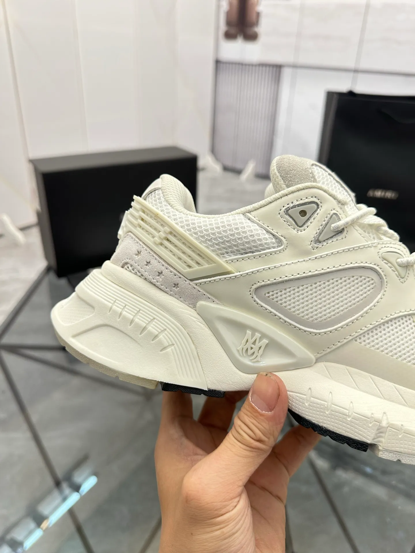 Men's shoes: 💰P720¥ Guangzhou top quality Product trademark: AMIRI* "Amir*" low-top casual shoes Regular size: 39-44 (can be customized to 45) Product materials: upper imported first-layer cowhide stitching original material, breathable lining, original outsole. Number: 525